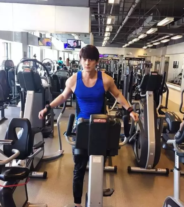 长腿冻龄男神，或许41岁还能帅成这样，也就只有他了！ - 51虹马