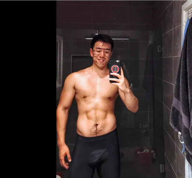 前凸后翘的粗壮运动男沙发熟睡遭抓拍 - 51虹马