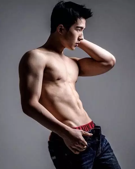 因为太小撑不起内裤而走红！这张脸我愿意帮塞几双袜子… - 51虹马