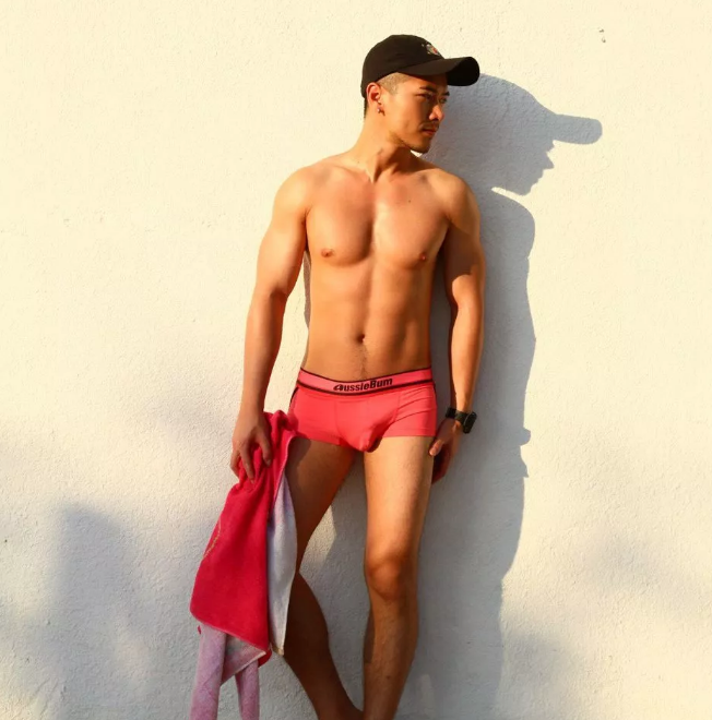 胸比Alex还大！这位国产Gogoboy脱了 - 51虹马