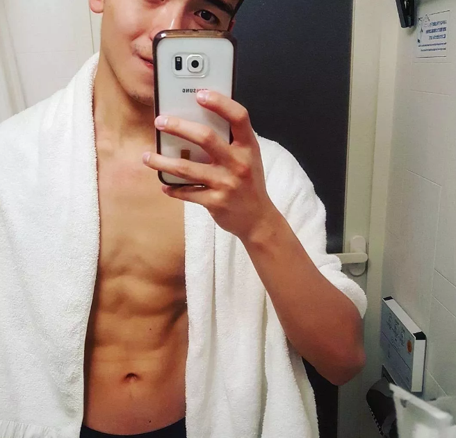 看点∣“小奶狗”的颜，“小狼犬”的身材，被八块小腹肌的小鲜肉秒杀！ - 51虹马