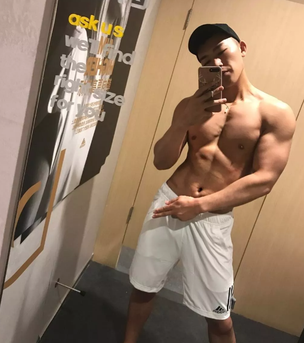 看点∣又一枚筋肉爆棚的鲜肉男模，劲道十足的肌肉身材让人羡慕嫉妒恨！ - 51虹马