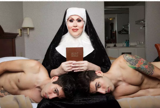 双胞胎帅哥爱上同一个直男...妈妈成神助攻...这种大反转让人激动 - 51虹马