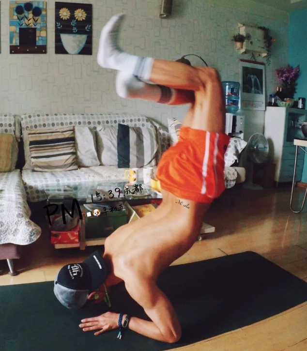 看点∣颜值小鲜肉运动型Boy，解锁你想不到的姿势！ - 51虹马