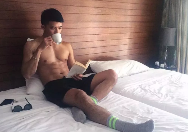 奔跑的荷尔蒙！极品筋Rou腹肌小哥，爱脱爱秀自拍照实力撩！ - 51虹马