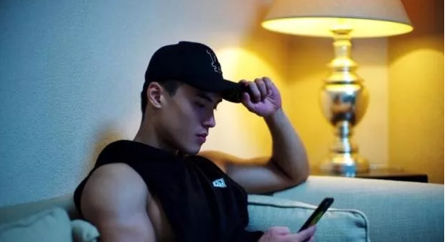 又一枚好肉游泳运动员转行星健身私教，户外浴场大秀身材这肉体我是服气的！ - 51虹马