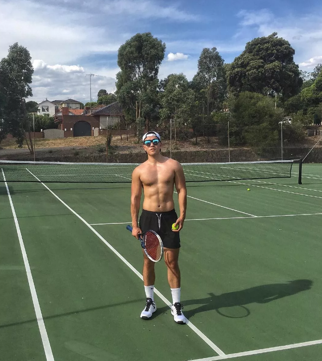 前凸后翘的粗壮运动男沙发熟睡遭抓拍 - 51虹马