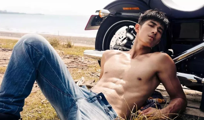 看点∣190.C.M.大长腿篮球体育生，重新把肌肉身材塞进西装，制服控快来围观！ - 51虹马