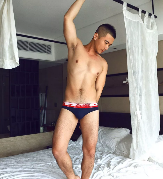 胸比Alex还大！这位国产Gogoboy脱了 - 51虹马