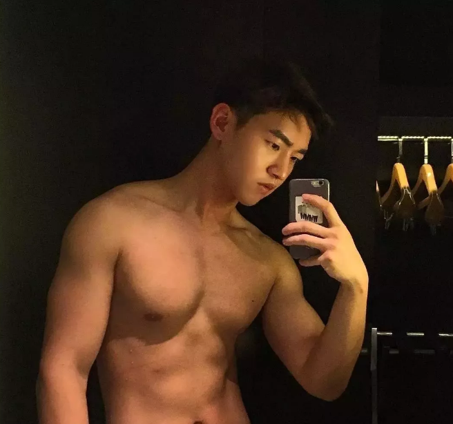 看点∣运动天菜大长腿大.鼻.子，肌肉身材少年感十足！被这枚行走的荷尔蒙扳弯…… - 51虹马