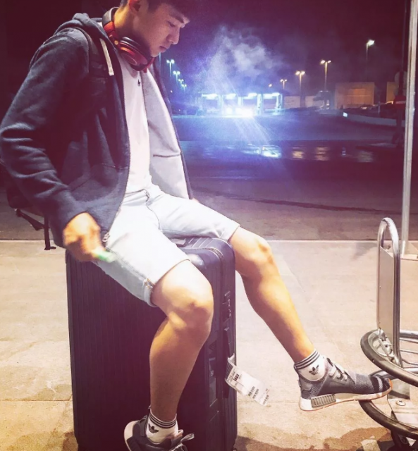 看点∣元气小奶狗穿运动短裤秀小腹肌，网友们又要换蜜汁男友了 - 51虹马