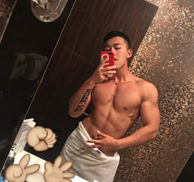 看点∣又一枚筋肉爆棚的鲜肉男模，劲道十足的肌肉身材让人羡慕嫉妒恨！ - 51虹马