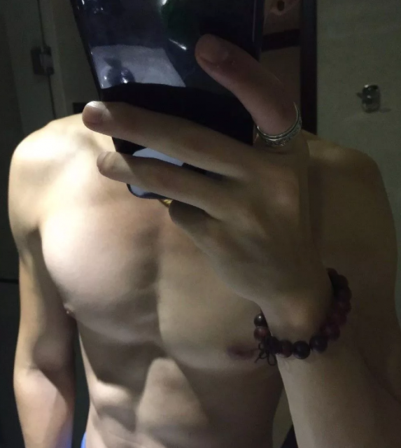 看点∣扒到脱了粉红背心的帅气小哥，身高188的小腹肌男模，嫩得掐出水…… - 51虹马