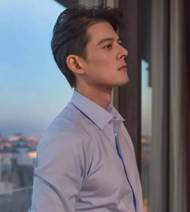 长腿冻龄男神，或许41岁还能帅成这样，也就只有他了！ - 51虹马