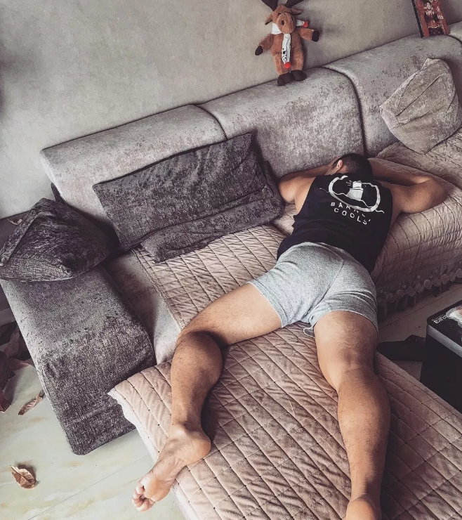 前凸后翘的粗壮运动男沙发熟睡遭抓拍 - 51虹马