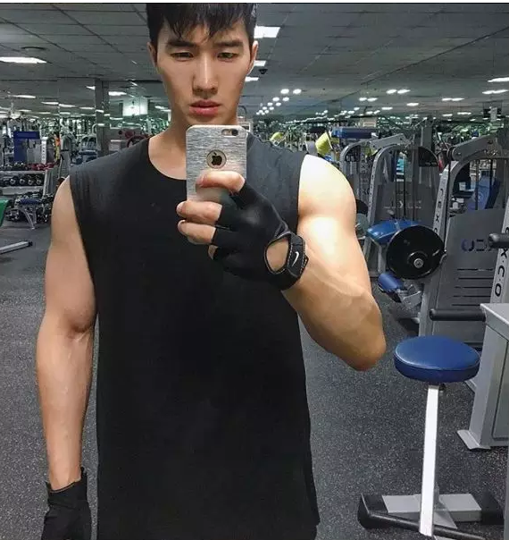 因为太小撑不起内裤而走红！这张脸我愿意帮塞几双袜子… - 51虹马