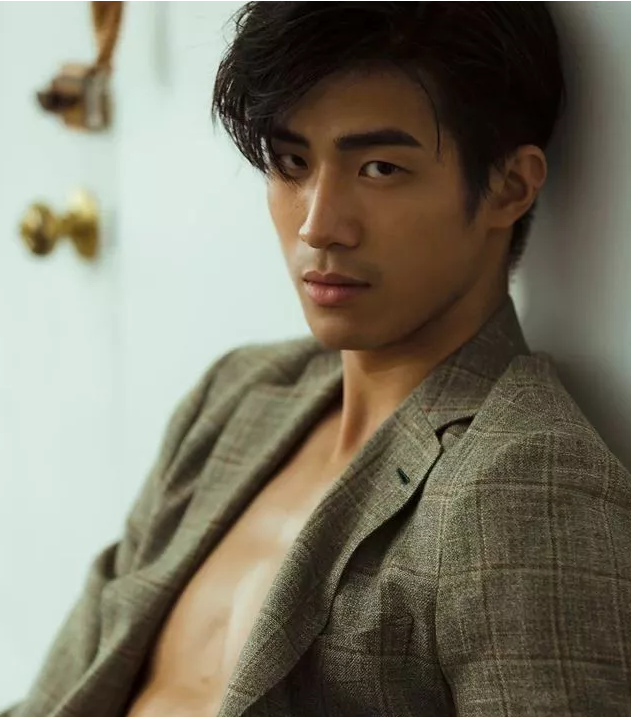 看点∣190.C.M.大长腿篮球体育生，重新把肌肉身材塞进西装，制服控快来围观！ - 51虹马