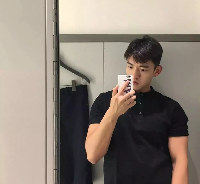 看点∣运动天菜大长腿大.鼻.子，肌肉身材少年感十足！被这枚行走的荷尔蒙扳弯…… - 51虹马