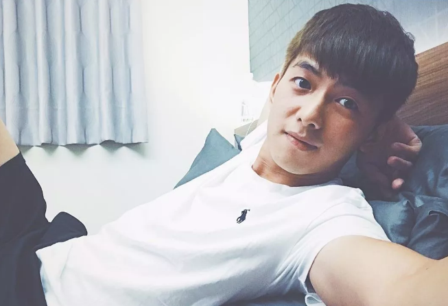 看点∣元气小奶狗穿运动短裤秀小腹肌，网友们又要换蜜汁男友了 - 51虹马