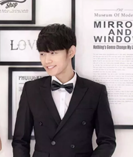 看点∣肌肉男模兼职健身私教，颜好料足还有腹肌加成 - 51虹马