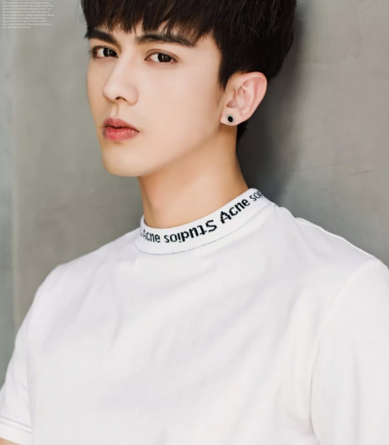 看点∣扒到脱了粉红背心的帅气小哥，身高188的小腹肌男模，嫩得掐出水…… - 51虹马