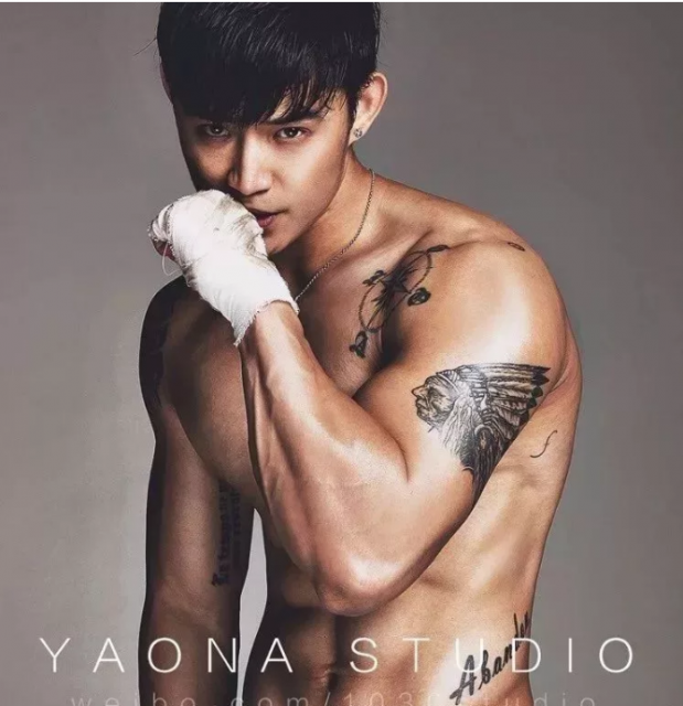 看点∣肌肉男模兼职健身私教，颜好料足还有腹肌加成 - 51虹马