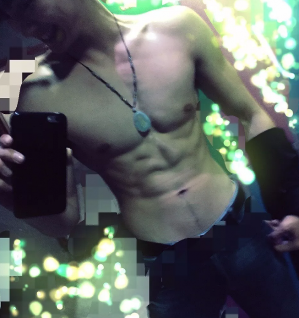 看点∣扒到脱了粉红背心的帅气小哥，身高188的小腹肌男模，嫩得掐出水…… - 51虹马