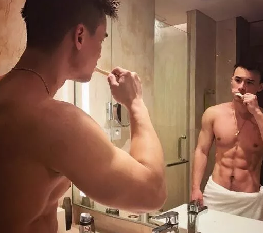 又一枚好肉游泳运动员转行星健身私教，户外浴场大秀身材这肉体我是服气的！ - 51虹马