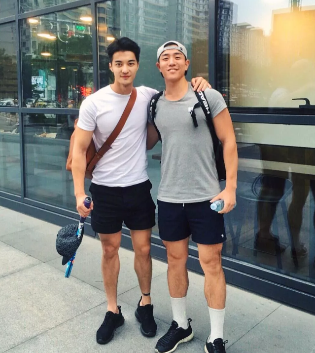 前凸后翘的粗壮运动男沙发熟睡遭抓拍 - 51虹马