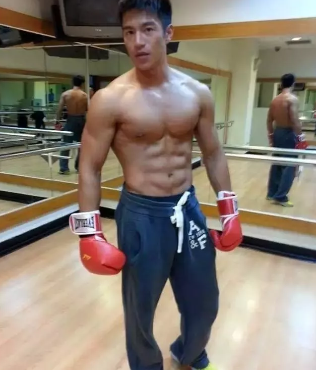 42寸胸肌豆花鲜肉加入男团晒肌，原来他还有这么多羞羞帅照！！ - 51虹马