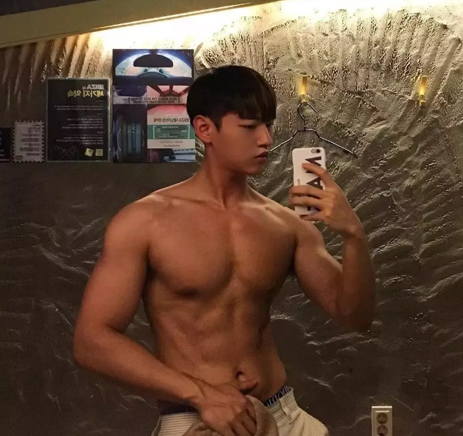 看点∣运动天菜大长腿大.鼻.子，肌肉身材少年感十足！被这枚行走的荷尔蒙扳弯…… - 51虹马