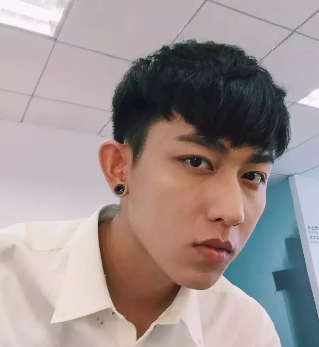 帅哥∣长得好看又会穿衣服的长腿小鲜肉,看一眼就会被吸引! - 51虹马 帅哥∣长得好看又会穿衣服的长腿小鲜肉,看一眼就会被吸引! - 51虹马