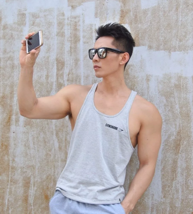 看点∣小S抓住不放的高颜值筋肉健身私教！帅了这么多年的名媛天菜！ - 51虹马