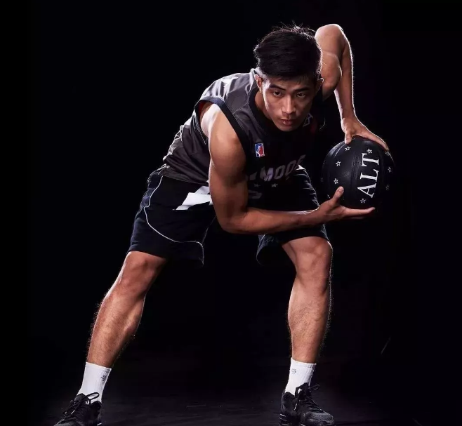 看点∣190.C.M.大长腿篮球体育生，重新把肌肉身材塞进西装，制服控快来围观！ - 51虹马