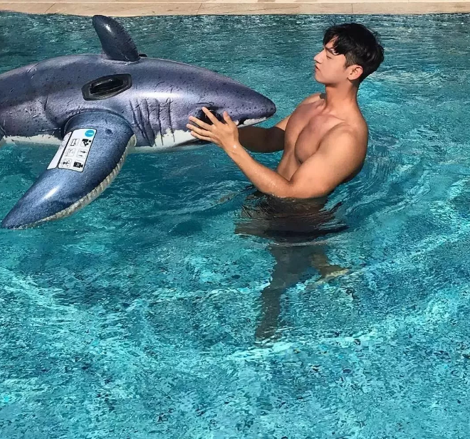 看点∣运动天菜大长腿大.鼻.子，肌肉身材少年感十足！被这枚行走的荷尔蒙扳弯…… - 51虹马