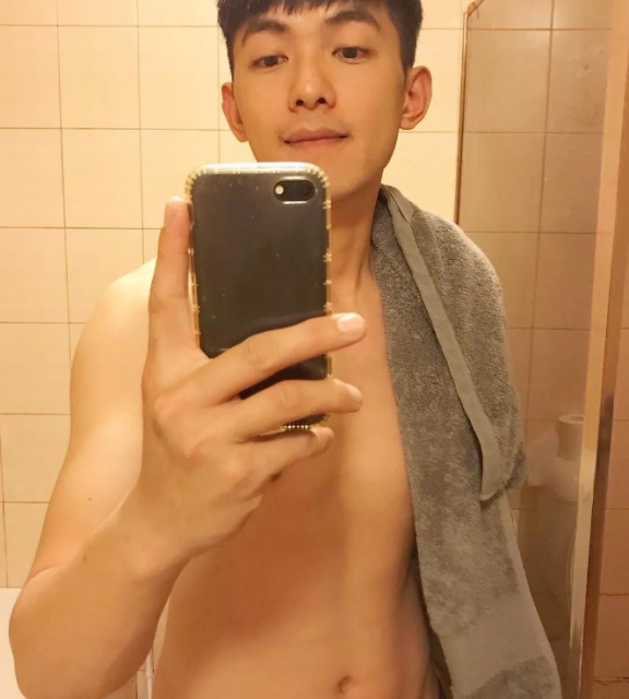 看点∣元气小奶狗穿运动短裤秀小腹肌，网友们又要换蜜汁男友了 - 51虹马