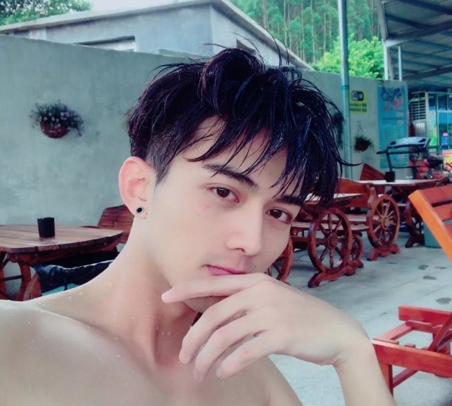 看点∣扒到脱了粉红背心的帅气小哥，身高188的小腹肌男模，嫩得掐出水…… - 51虹马
