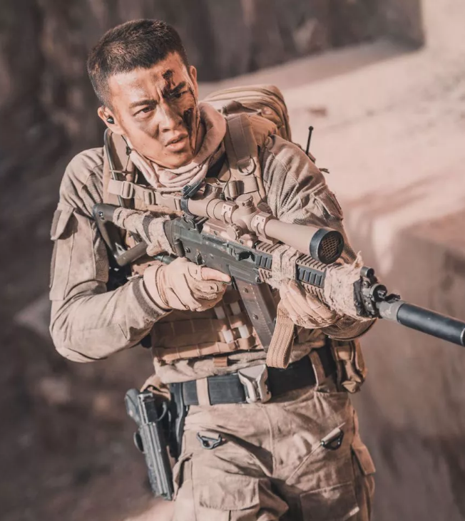 童颜兵哥哥竟然有大毛腿？床上侧颜像陈冠希？ - 51虹马