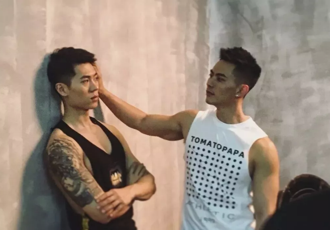 看点∣小S抓住不放的高颜值筋肉健身私教！帅了这么多年的名媛天菜！ - 51虹马