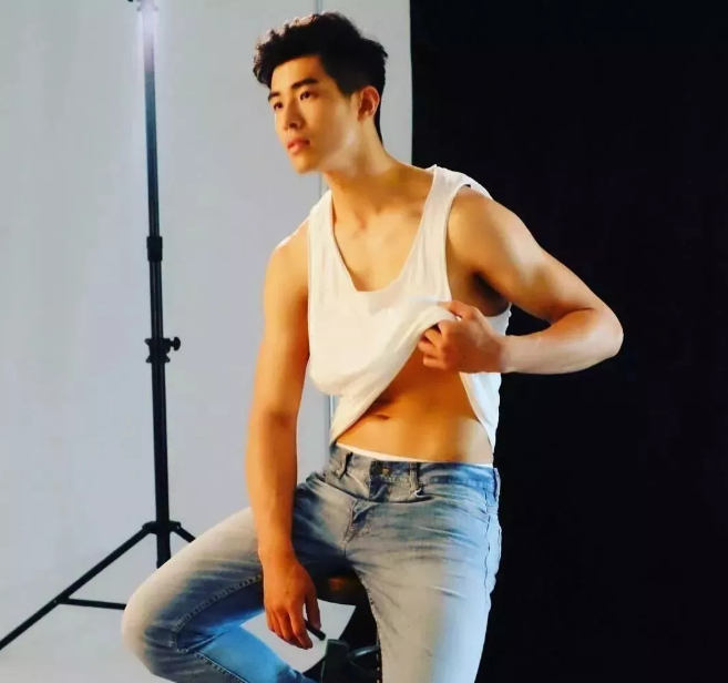 看点∣190.C.M.大长腿篮球体育生，重新把肌肉身材塞进西装，制服控快来围观！ - 51虹马