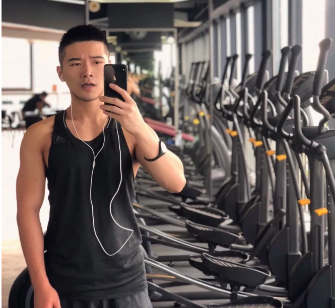 胸比Alex还大！这位国产Gogoboy脱了 - 51虹马