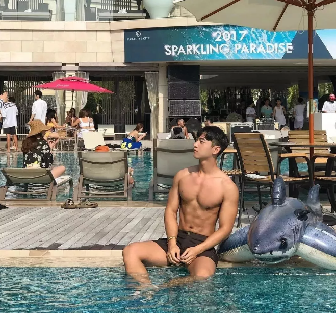 看点∣运动天菜大长腿大.鼻.子，肌肉身材少年感十足！被这枚行走的荷尔蒙扳弯…… - 51虹马