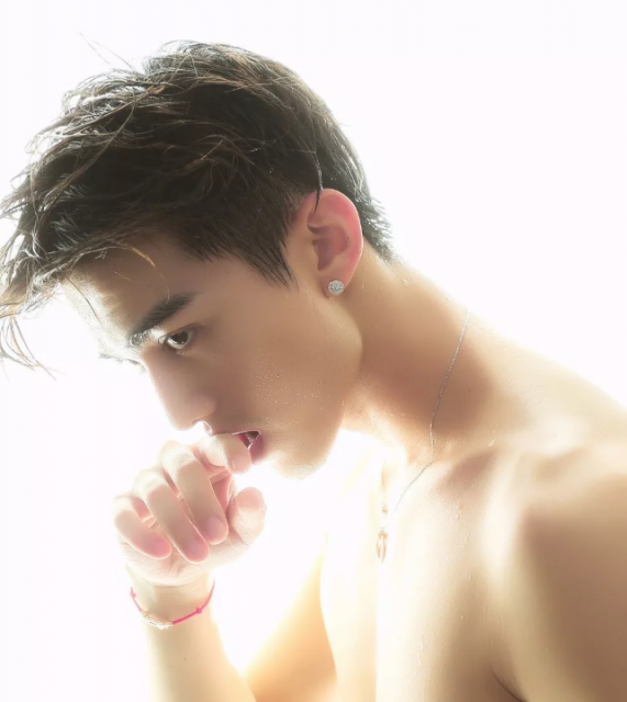 看点∣扒到脱了粉红背心的帅气小哥，身高188的小腹肌男模，嫩得掐出水…… - 51虹马