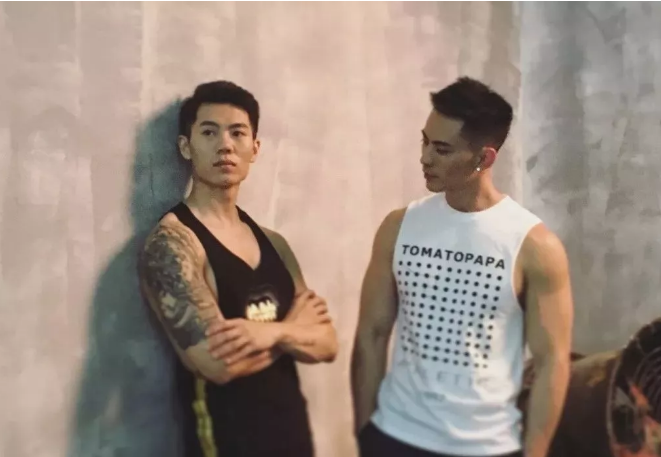 看点∣小S抓住不放的高颜值筋肉健身私教！帅了这么多年的名媛天菜！ - 51虹马