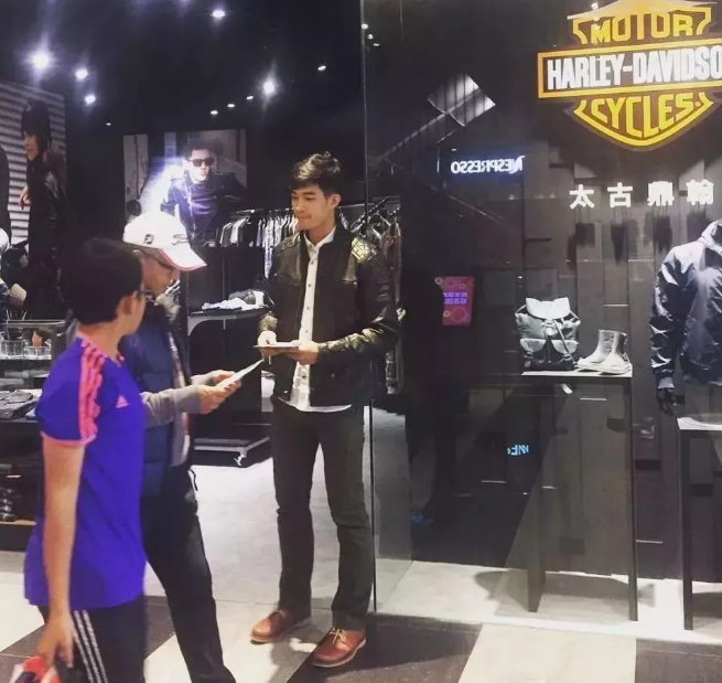 看点∣190.C.M.大长腿篮球体育生，重新把肌肉身材塞进西装，制服控快来围观！ - 51虹马