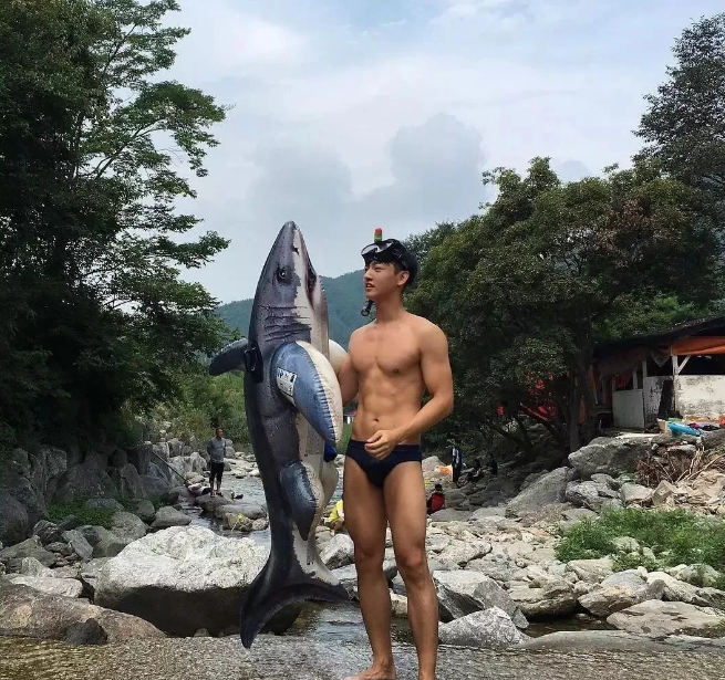 看点∣运动天菜大长腿大.鼻.子，肌肉身材少年感十足！被这枚行走的荷尔蒙扳弯…… - 51虹马