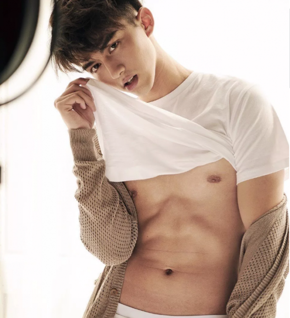 看点∣扒到脱了粉红背心的帅气小哥，身高188的小腹肌男模，嫩得掐出水…… - 51虹马