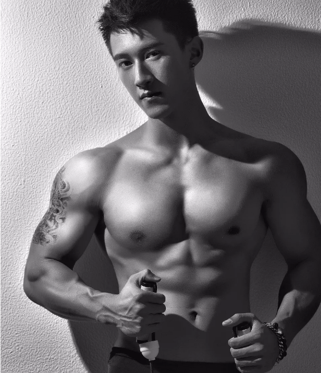 看点∣帅气小兵哥退役后当男模,健硕肌肉身材网友高呼“胸肌要炸了”! - 51虹马 看点∣帅气小兵哥退役后当男模,健硕肌肉身材网友高呼“胸肌要炸了”! - 51虹马