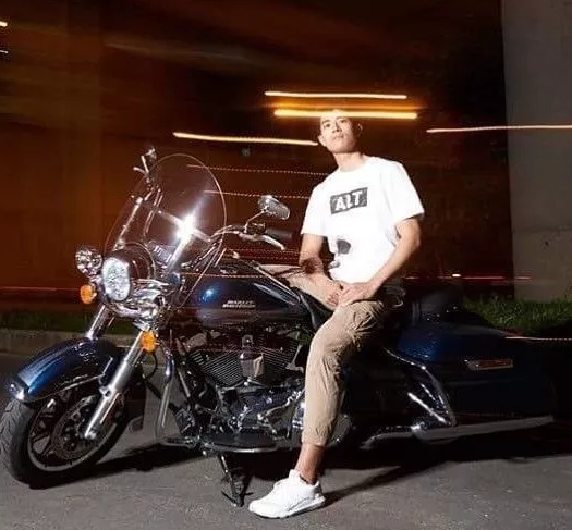 看点∣190.C.M.大长腿篮球体育生，重新把肌肉身材塞进西装，制服控快来围观！ - 51虹马