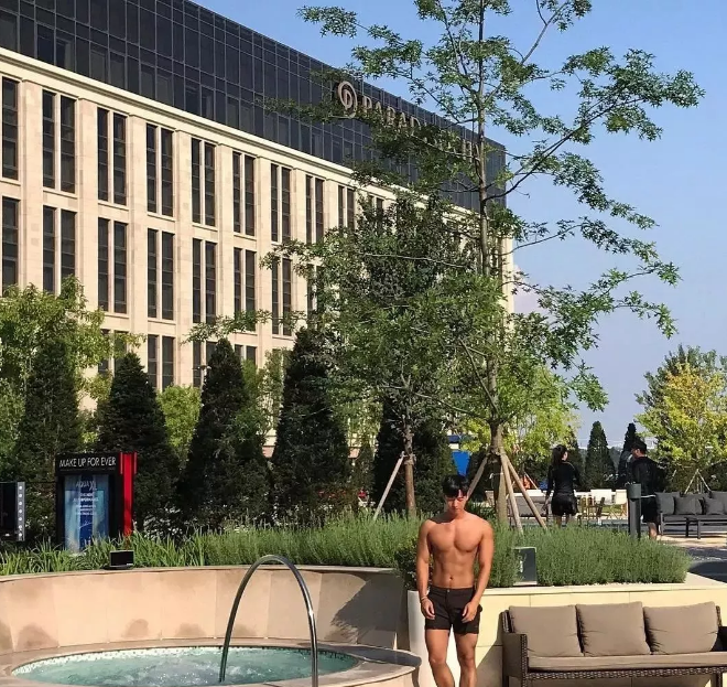 看点∣运动天菜大长腿大.鼻.子，肌肉身材少年感十足！被这枚行走的荷尔蒙扳弯…… - 51虹马